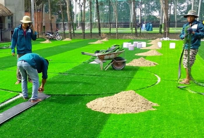 Kinh nghiệm kinh doanh sân bóng đá - Chia sẻ từ HT Sport 3 Thi công và trang bị sân bóng đá với đầy đủ các công năng, tiện ích